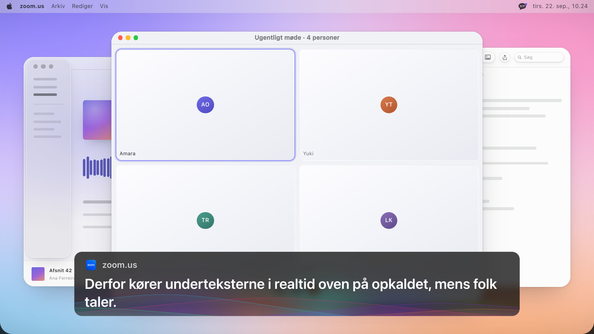 Et videoopkald med fire personer og en undertekstboks under det med teksten: Derfor kører underteksterne i realtid oven på opkaldet, mens folk taler