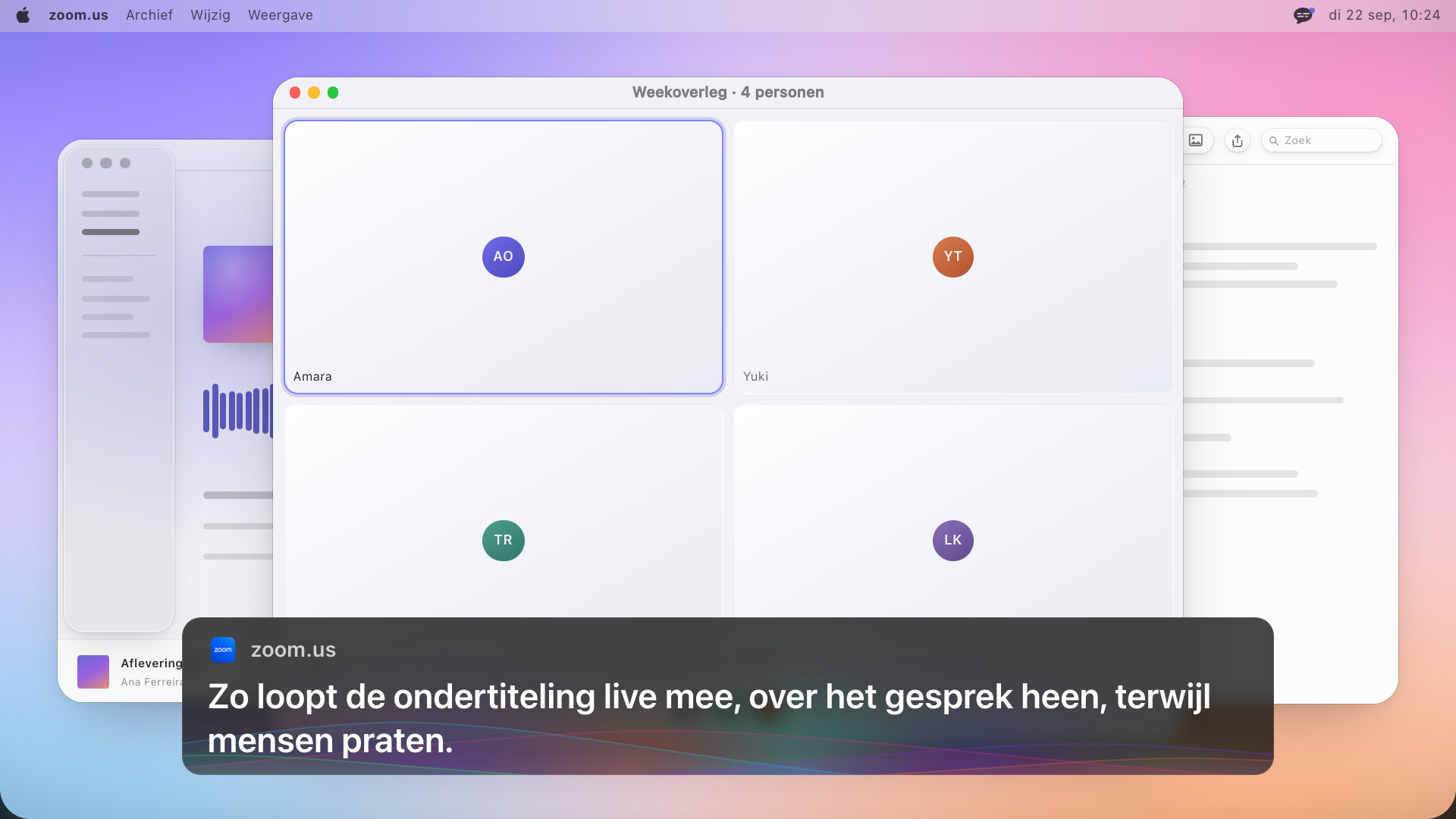 Een videogesprek met vier mensen en daaronder een ondertitelvak met de Engelse tekst: So the captions run live, over the call, while people are talking