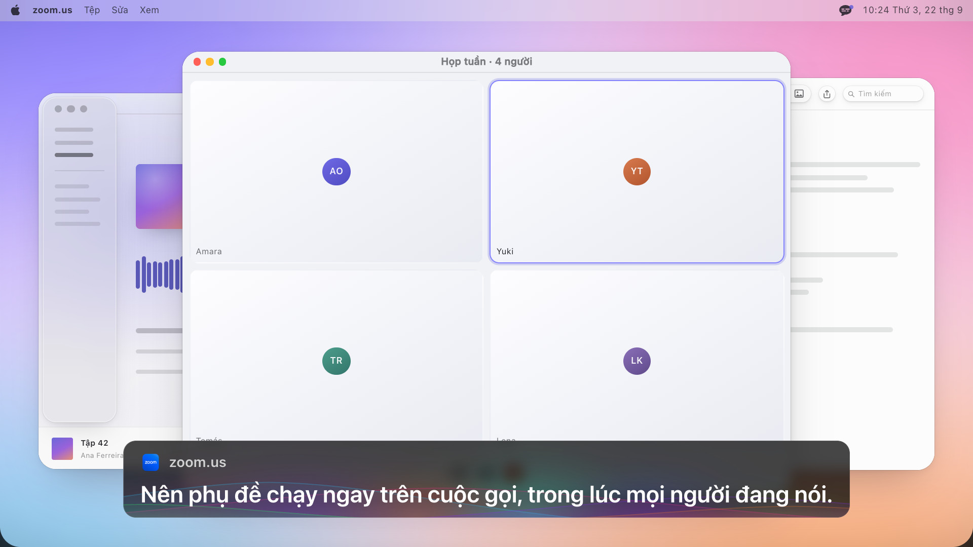 Một cuộc gọi video bốn người, bên dưới là khung phụ đề ghi bằng tiếng Anh: So the captions run live, over the call, while people are talking