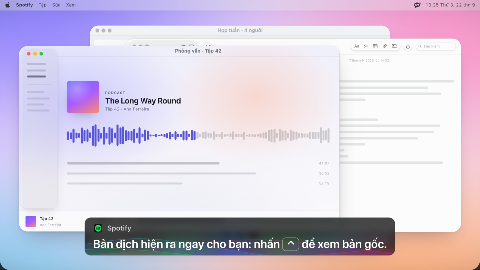 Một trình phát podcast với khung phụ đề ghi bằng tiếng Anh: The translation runs live for you: press Control to reveal the original