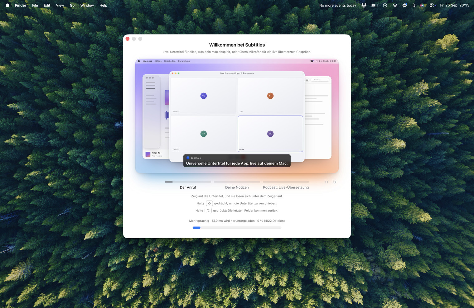 Das Willkommensfenster von Subtitles auf einem Mac-Schreibtisch, mit einem untertitelten Anruf und einem Fortschrittsbalken mit der Aufschrift „Mehrsprachig wird heruntergeladen“