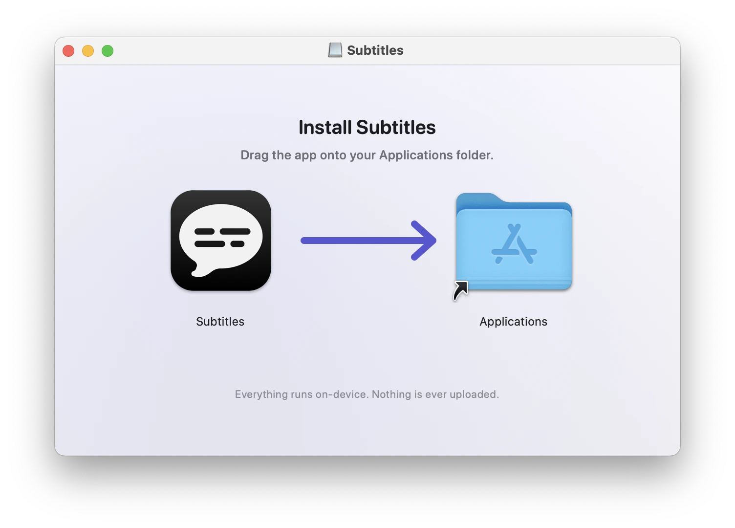 Subtitles की डिस्क इमेज विंडो: बाईं ओर ऐप का आइकॉन, एक तीर, और दाईं ओर Applications फ़ोल्डर, ऊपर लिखा है कि ऐप को Applications फ़ोल्डर में खींचिए