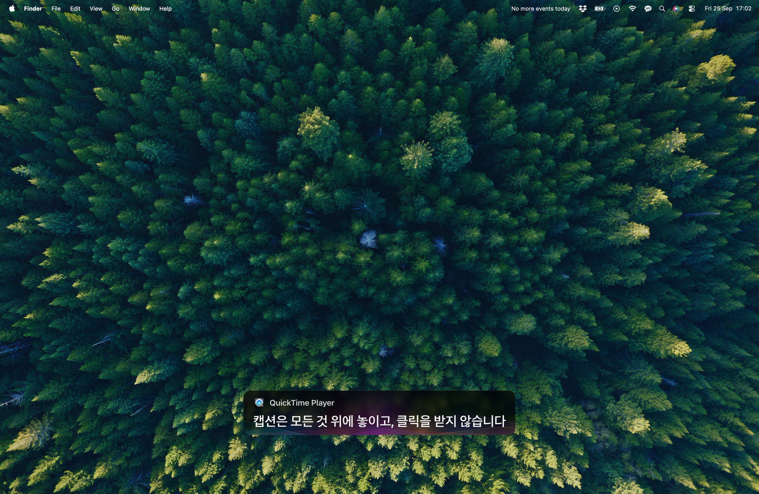 Mac 데스크톱 아래쪽 가운데에 놓인 Subtitles 오버레이. “캡션은 모든 것 위에 놓이고, 클릭을 받지 않습니다”라고 적혀 있습니다